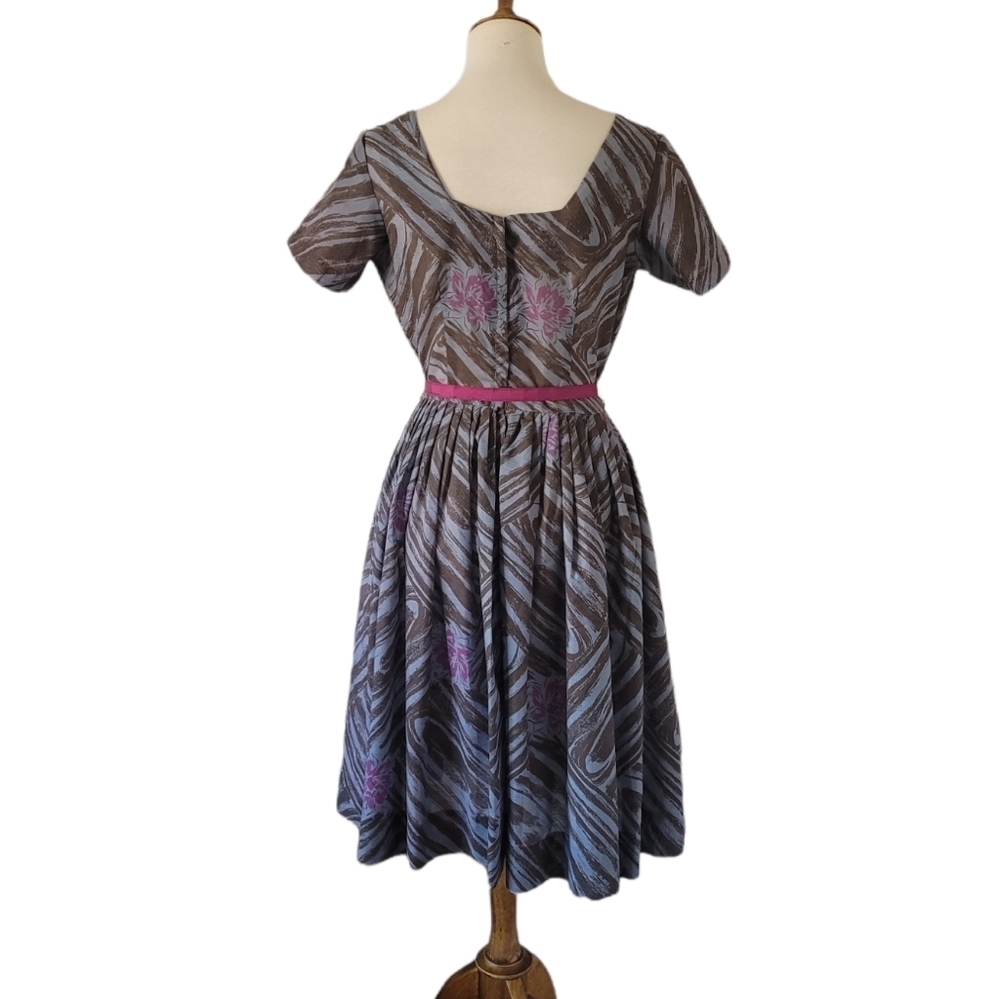 Vintage‎ 1940's Gray Brown and Raspberry Floral Fit and Flare Dress - Picture 5 of 6